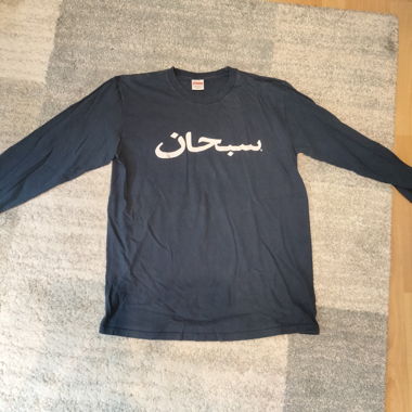 Supreme arabischer Print auf petrolblauem Longsl.