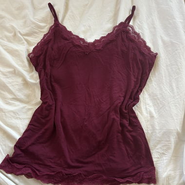 Top camisole en dentelle bordeaux