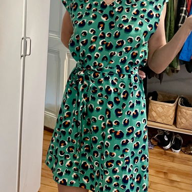 Abito verde con stampa leopardata