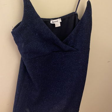 Top blu navy con bretelle sottili