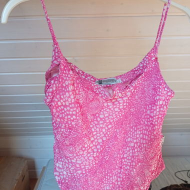 Top a bretelline rosa motivo rettile
