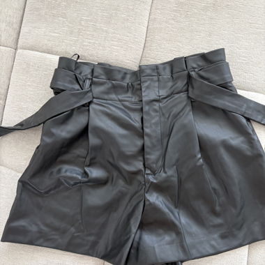 Shorts neri in look pelle Zara