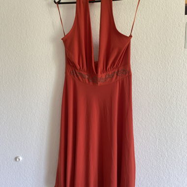 Korallenrot/ziegelrote elegante Abendkleid