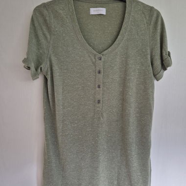 T-shirt verde con bottoni