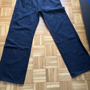 Schwarze Jeans mit Schrift
