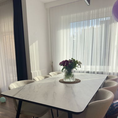 Eleganter Esstisch in Marmor-Optik