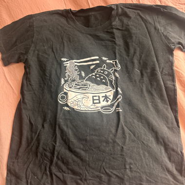 Schwarzes Totoro und Ramen T-Shirt