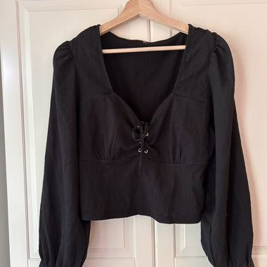 Blouse noire à laçage