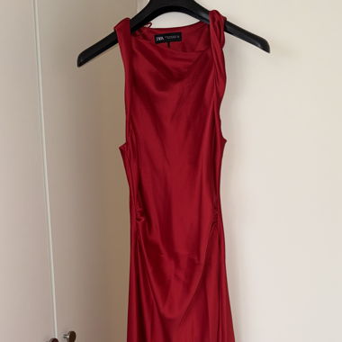 Robe en satin rouge Zara