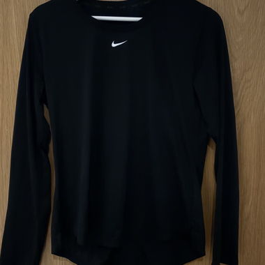 Nike schwarzes Sportoberteil mit langen Ärmeln