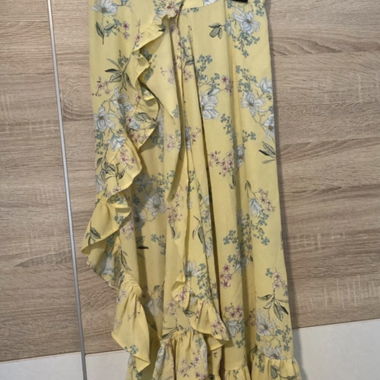 Gonna gialla a fiori, taglia 36, di H&M.