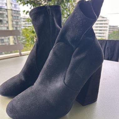 Schwarze Boots mit Blockabsatz