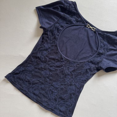 Dunkelblaues Spitzentop