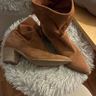 Braune Wildleder-Stiefeletten