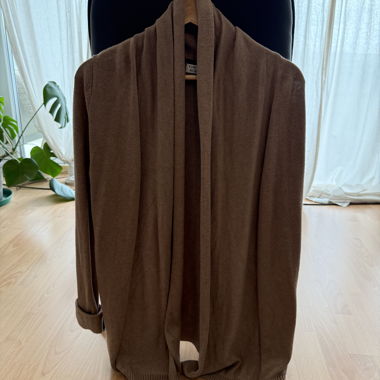 Cardigan in maglia marrone con collo sciallato