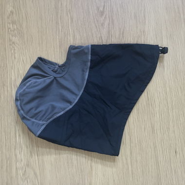 Schwarz-graue Cagoule
