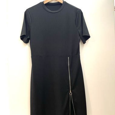 Schwarzes Kleid mit Reissverschluss