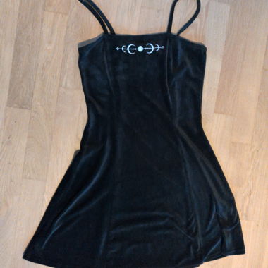 Robe noire à bretelles