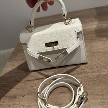 Borsa bianca con dettagli dorati