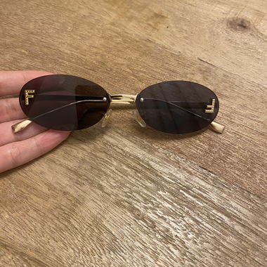 Lunettes de soleil ovales à monture dorée