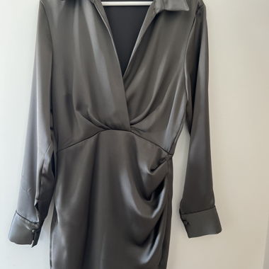 Khakigrünes Kleid samt