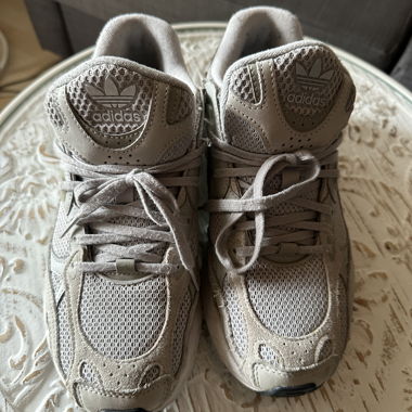 Baskets Adidas grises, chaussures de sport