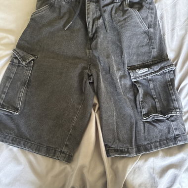Graue Cargo-Shorts aus Denim