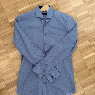 Camicia blu a motivo