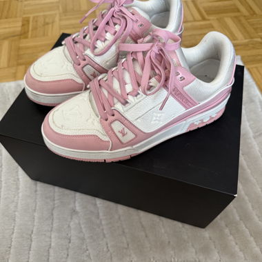 LV Trains Pink