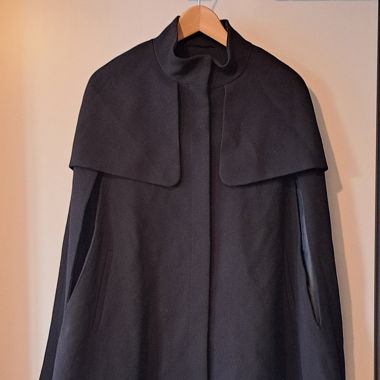 Elegantes Schwarzes Cape