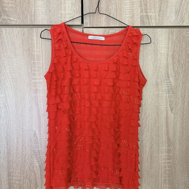 Top rouge sans manches
