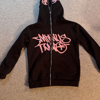 Hoodie zippé noir avec imprimé