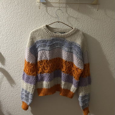 Bunter, gestreifter Strickpullover