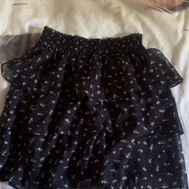 Gonna a balze nera con stampa floreale