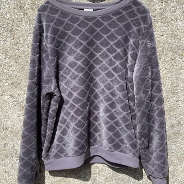 Grauer Sweatshirt mit Schuppenmuster