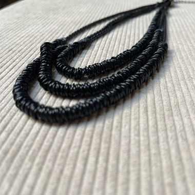 Schwarzes Multi-Strang-Armband