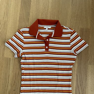 orange gestreiftes Oberteil