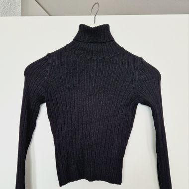 Cropped Rollkragenpulli in schwarz