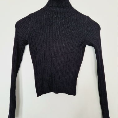 Cropped Rollkragenpulli in schwarz