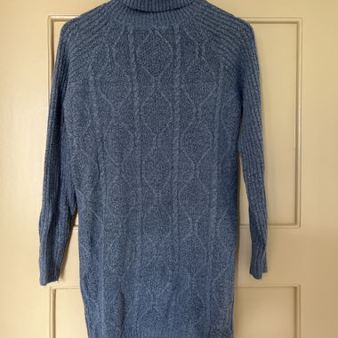 Abito in maglia blu con collo alto