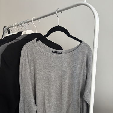 grey sweatshirt