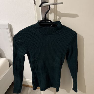 Maglia con collo alto in maglia a coste