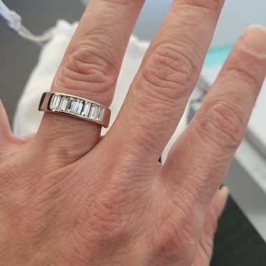 Anello GUESS argento con zirconi taglio baguette