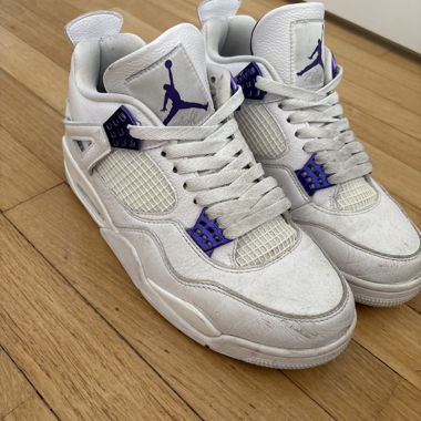 Baskets Jordan blanches avec détails violets