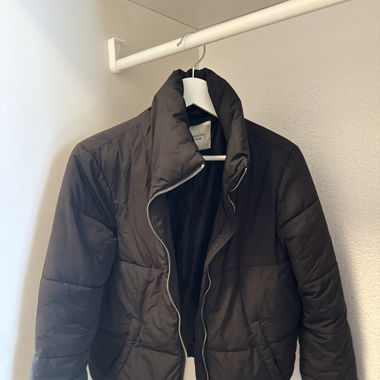 Schwarze Daunenjacke