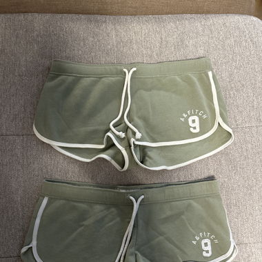 Kurze grüne Hosen
