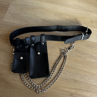 Schwarzer Utility-Gürtel mit Kette