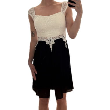 Robe à détails en dentelle noir/blanc