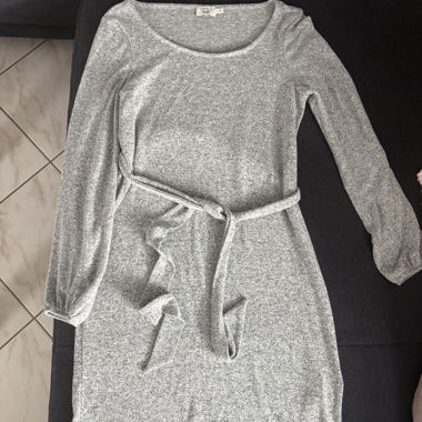 Robe pull grise avec ceinture