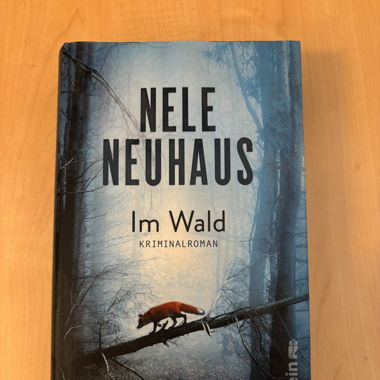 Kriminalroman im Wald